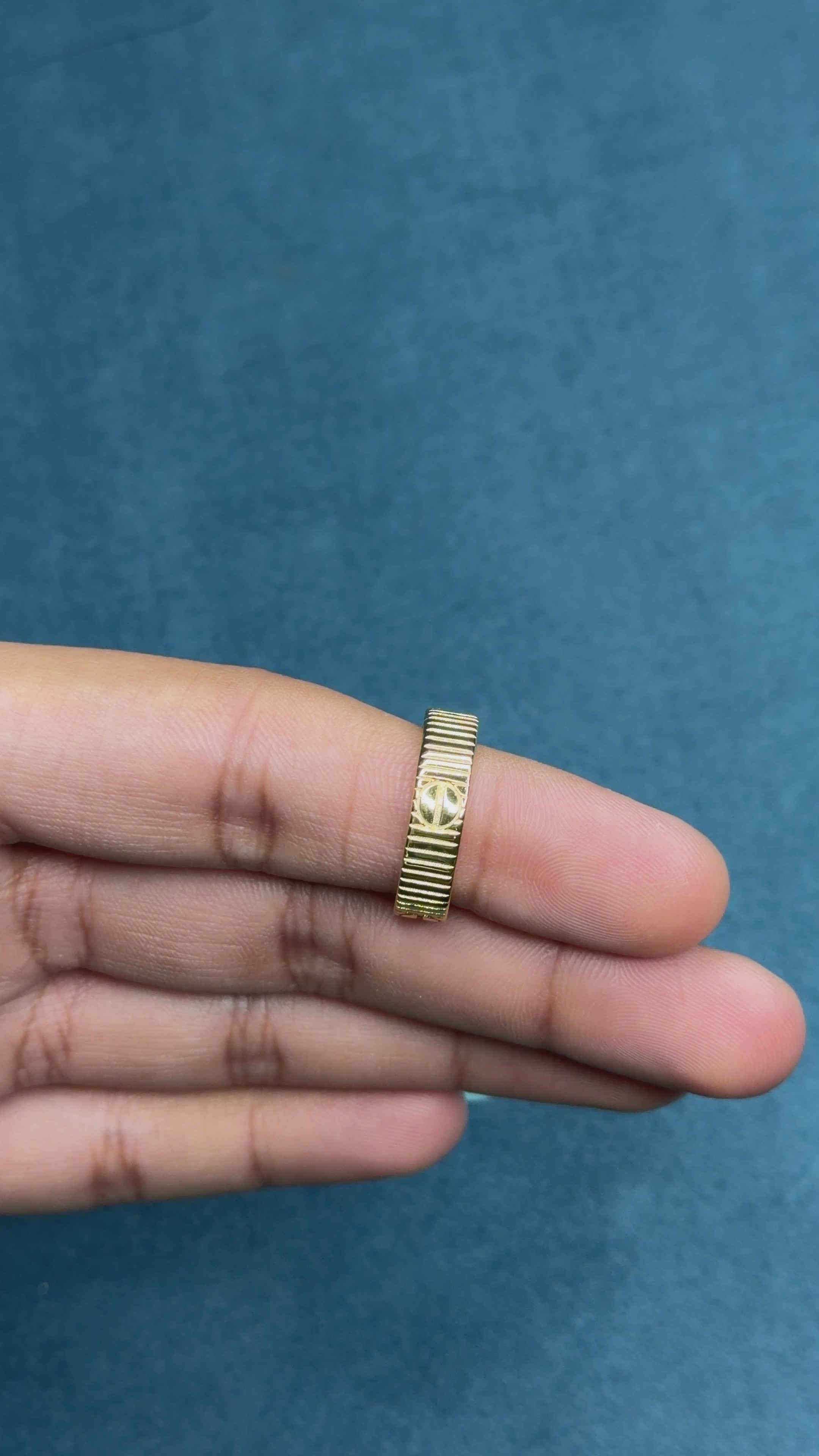 Unisex Gold Ring – Classic Textured Band